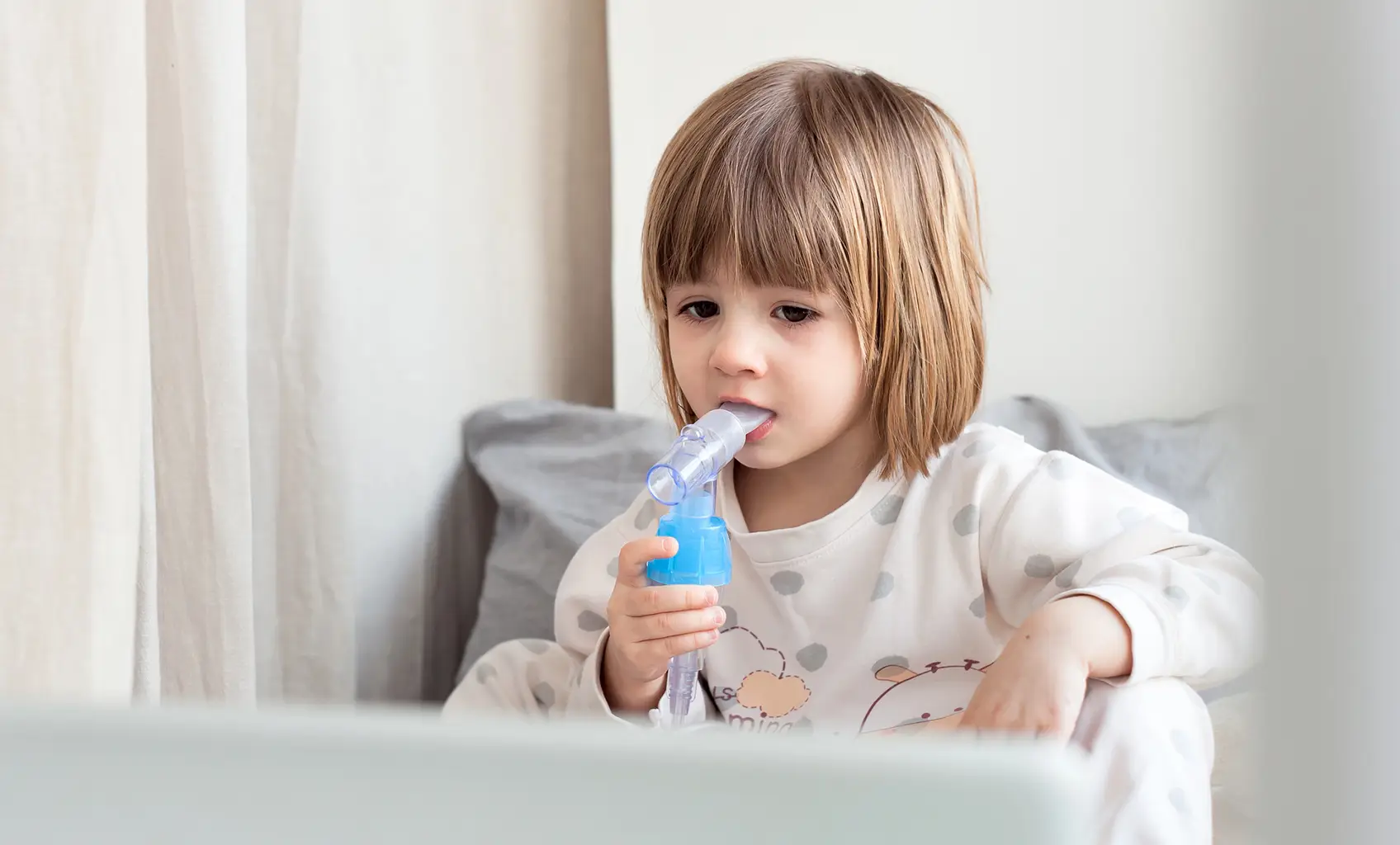 Fotografía de niña recibiendo el tratamiento de nebulización para fibrosis quística