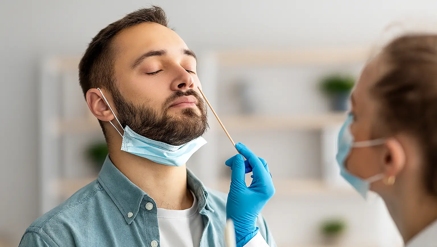Fotografía de un hombre realizando una prueba del COVID ahora