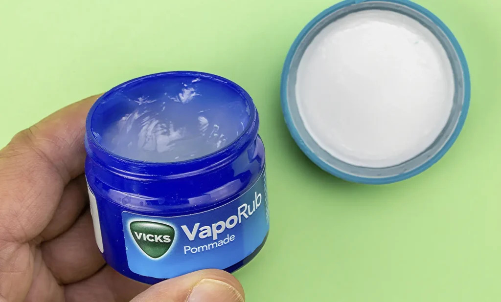 Imagen de Vrick VapoRub abierto mostrando el producto