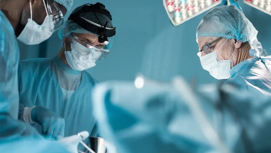fotografía de las caras de unos cirujanos trabajando en quirófano en una operación pulmonar