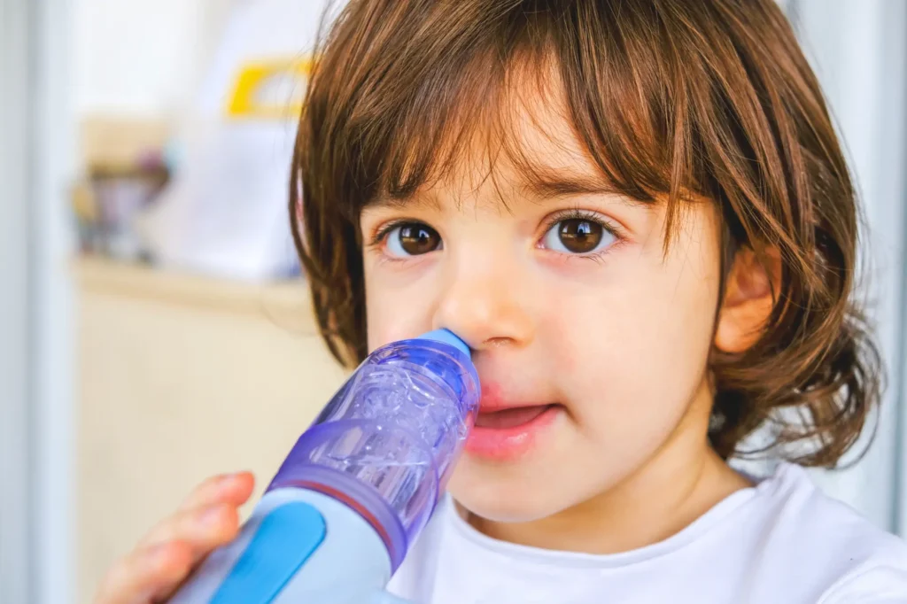 Fotografía de un niño realizandose un lavado nasal
