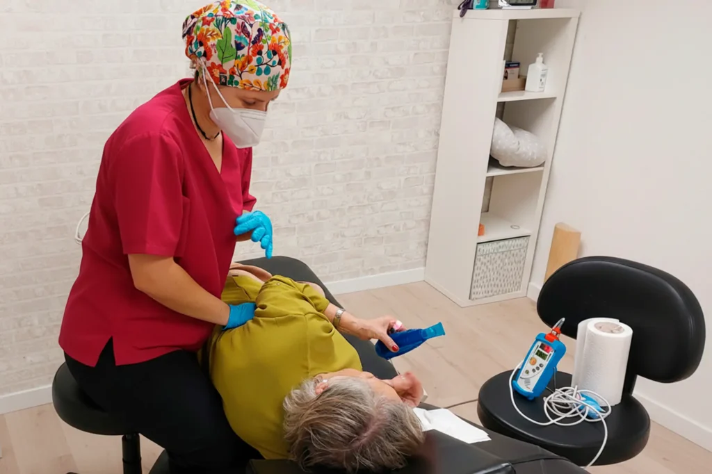 Fotografía de una sesión de fisioterapia respiratoria en adulto mayor con EPOC