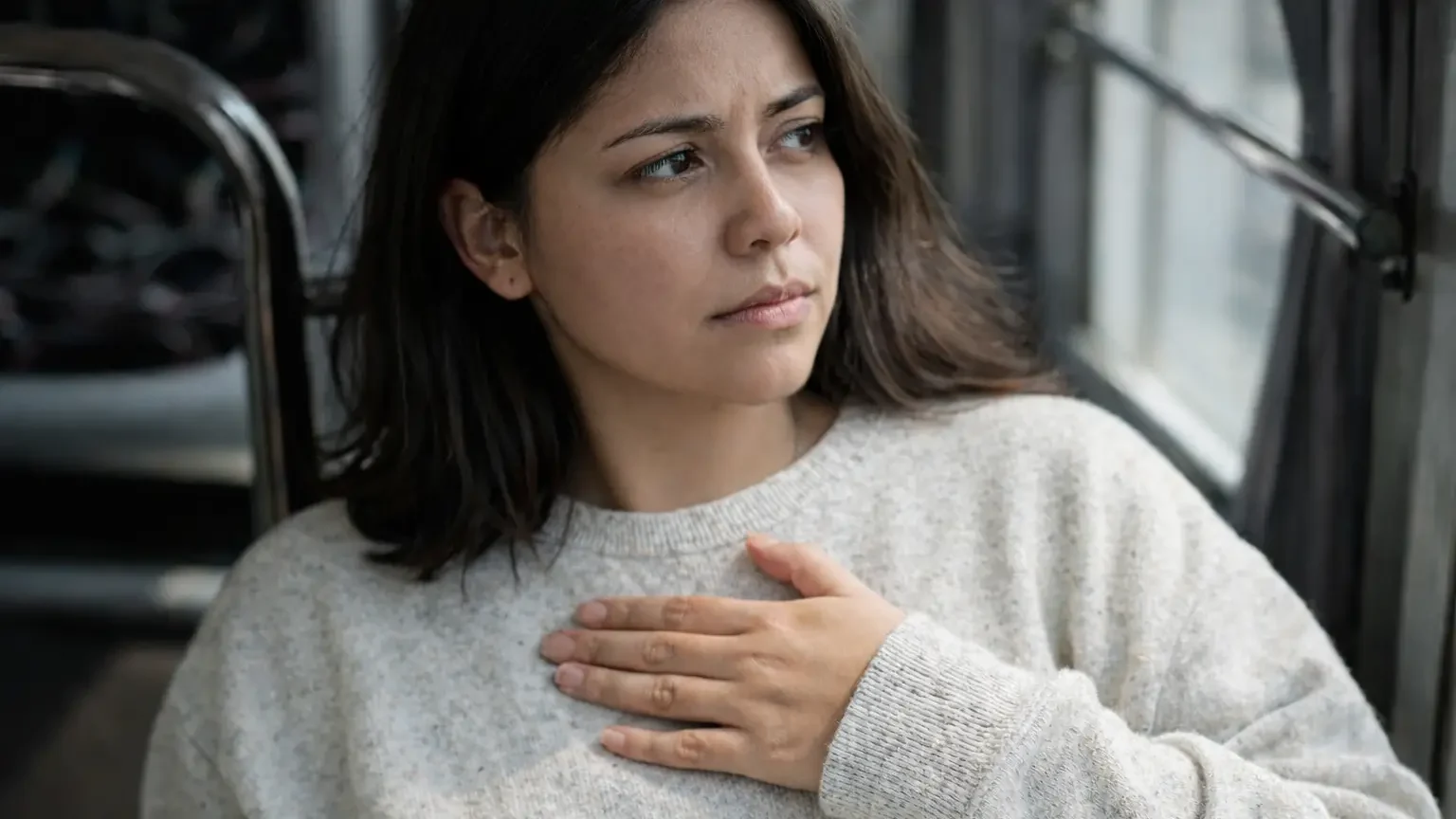 Fotografía de una chica preocupada por una posible complicacion de salud por neumonia