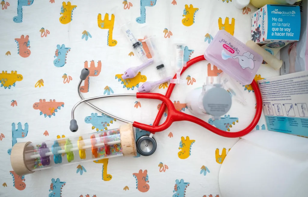 Fotografía profesional de los materiales usados en una sesion de fisioterapia respiratoria para bebes