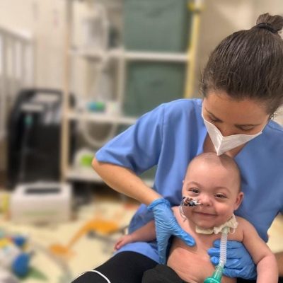 Fisioterapeuta respiratorio en un tratamiento pediatrico en traqueostiamia